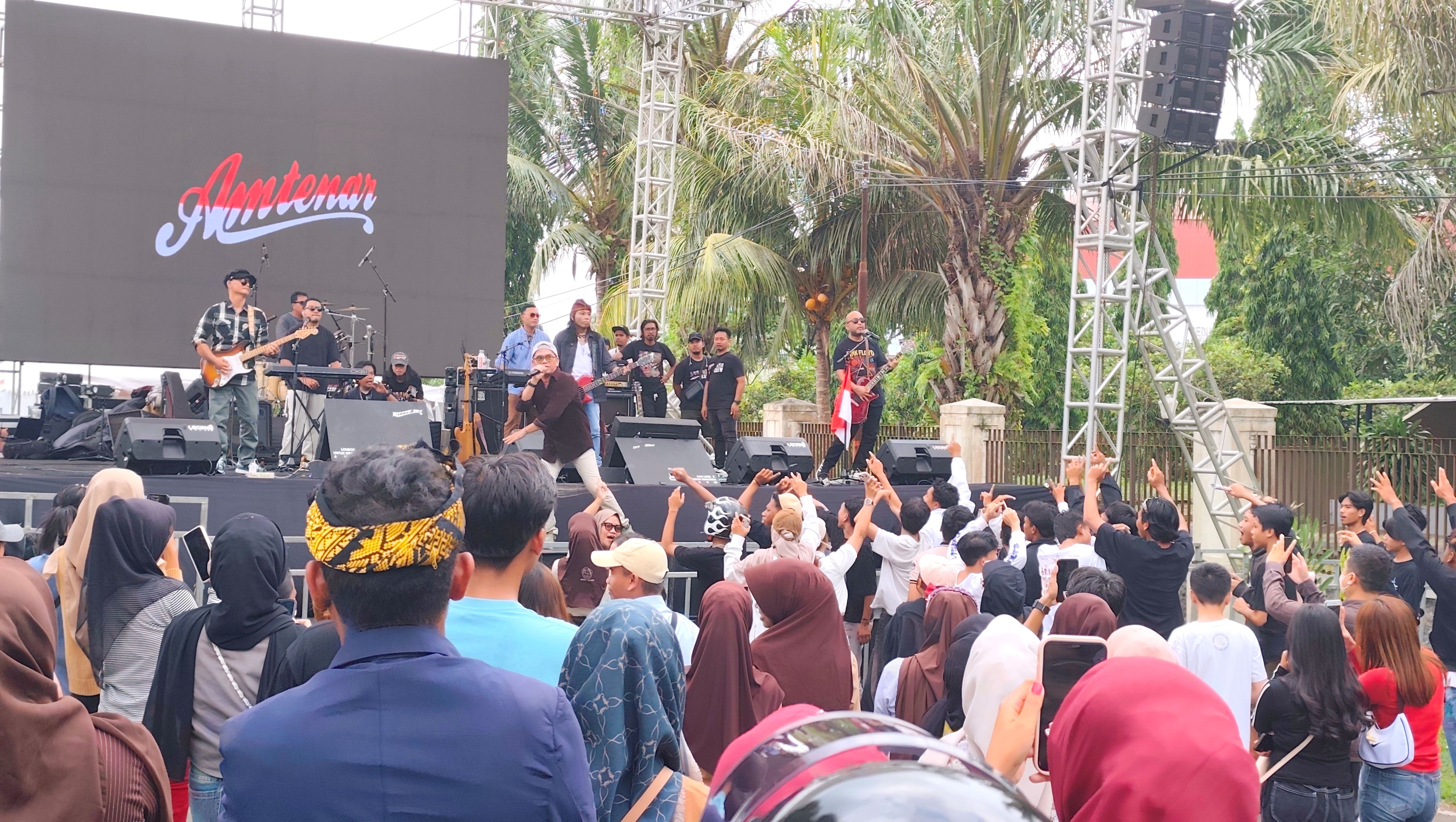 PESTA RAKYAT: Ratusan masyarakat Kota Praya dan sekitarnya tumpah ruah di depan panggung menyaksikan penampilan band lokal Amtenar di depan Kampus IPDN NTB, Loteng, Rabu (17/12).