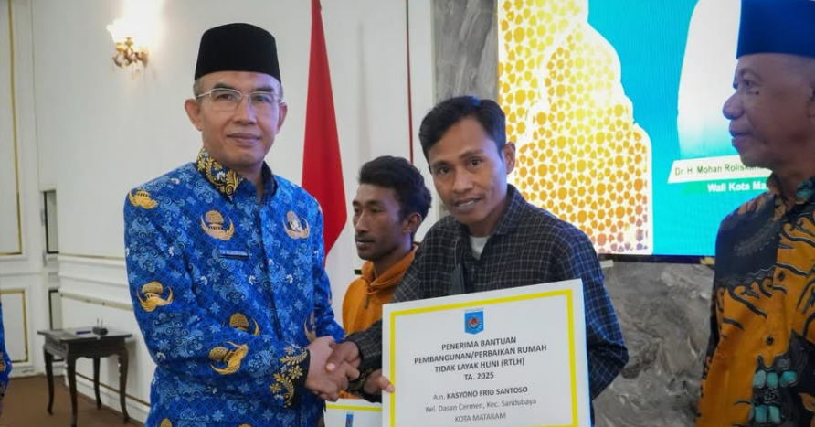 Wakil Wali Kota Mataram TGH Mujiburrahman menyerahkan bantuan RTLH secara simbolis kepada perwakilan penerima manfaat di Aula Pendopo Wali Kota Mataram.
