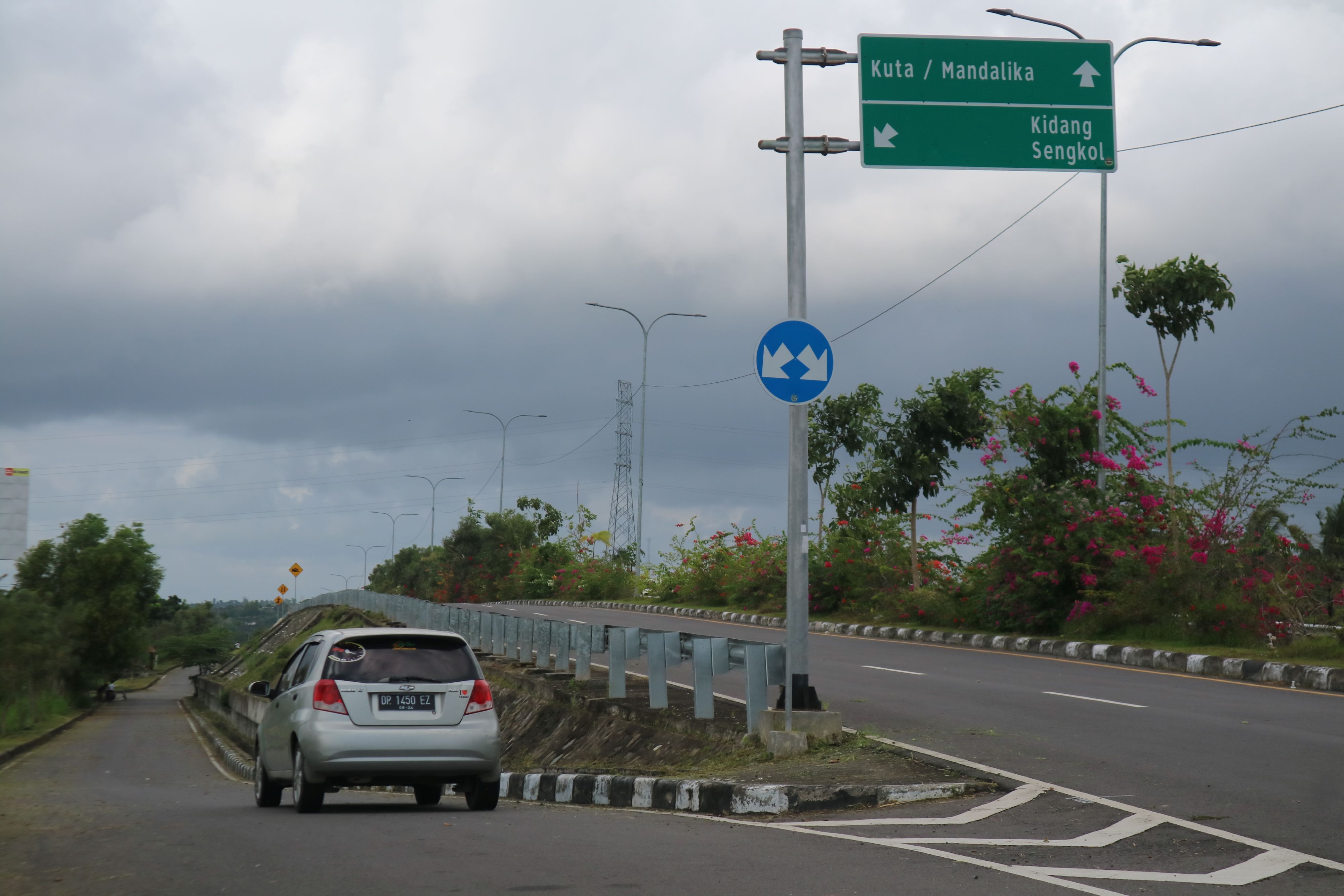 GERUS SAWAH PRODUKTIF: Sebuah mobil melintas di bypass BIL-Mandalika, Lombok Tengah, beberapa waktu lalu.