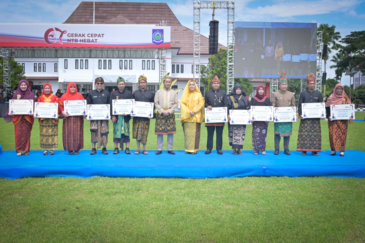 Gubernur NTB Lalu Muhamad Iqbal didampingi Wagub NTB Indah Dhamayanti Putri (tengah), berfoto bersama para ASN terbaik 1 di semua kategori ASN NTB Awards Tahun 2025, Rabu (17/12).