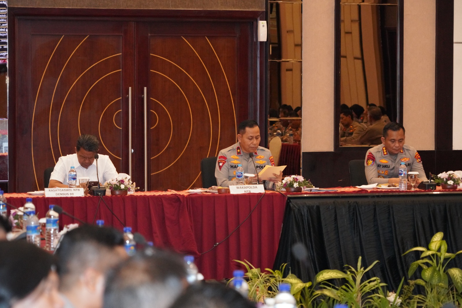 Wakapolda NTB Brigjen Pol Hari Nugroho (tengah) memimpin Apel Kasatwil tahun 2025, Rabu (17/12).
