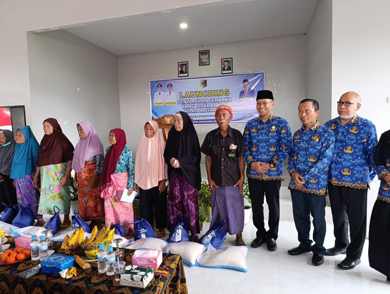 Sekda Lotim M Juaini Taofik saat menyerahkan bantuan sembako kepada masyarakat miskin ekstrem