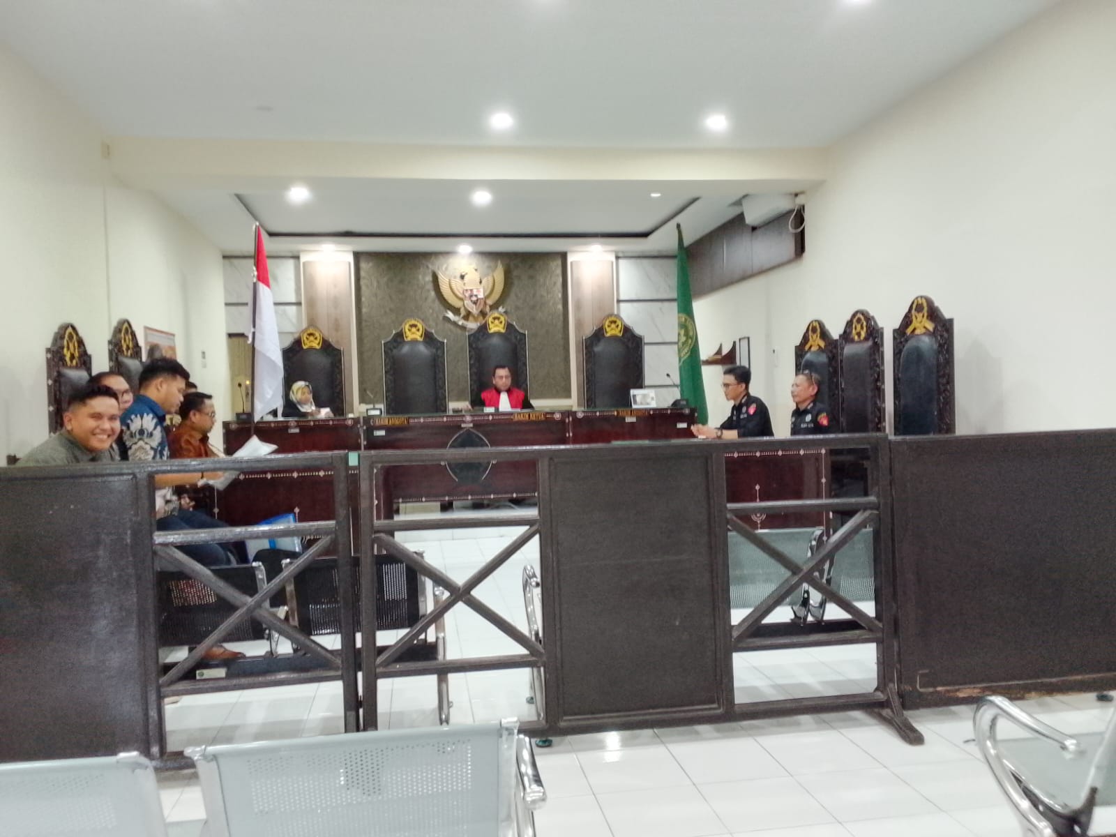 BERIKAN JAWABAN: Tim Kejati NTB (kanan) memberikan jawaban atas permohonan praperadilan dua tersangka gratifikasi DPRD NTB, Rabu (17/12).