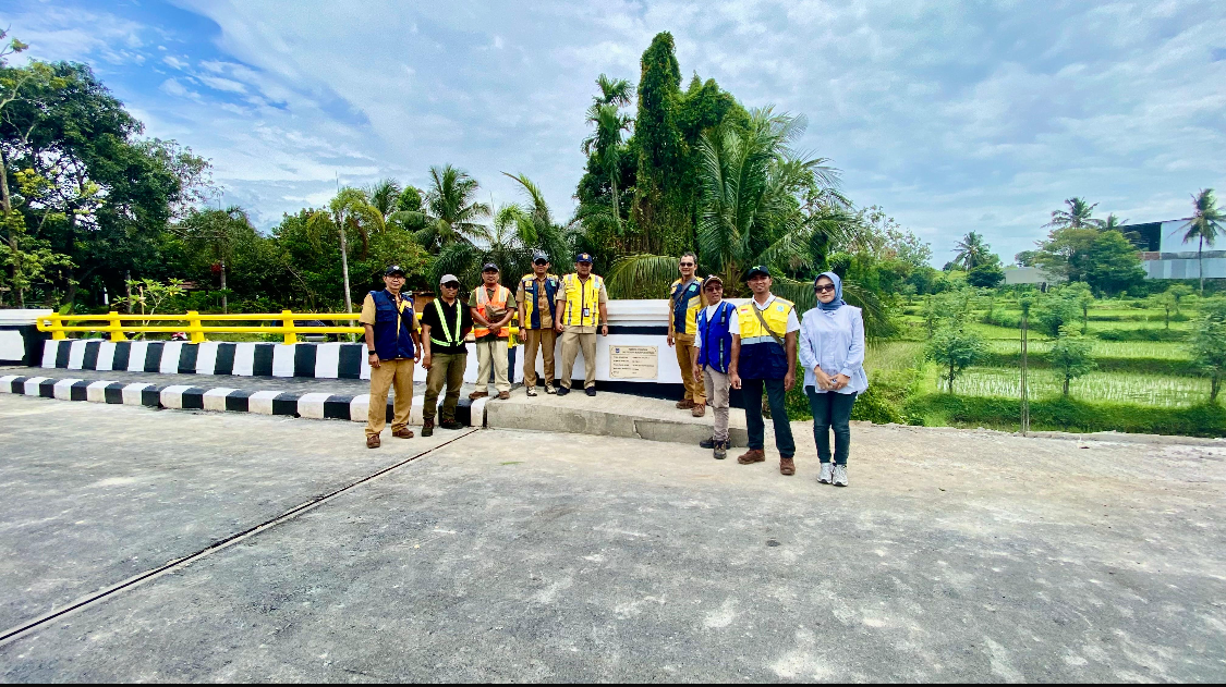 Jajaran Dinas PUPR Kota Mataram berfoto di atas Jembatan Mahkota Bertais usai pekerjaan dinyatakan selesai dan masuk tahap Provisional Hand Over (PHO), pada Sabtu (13/12).