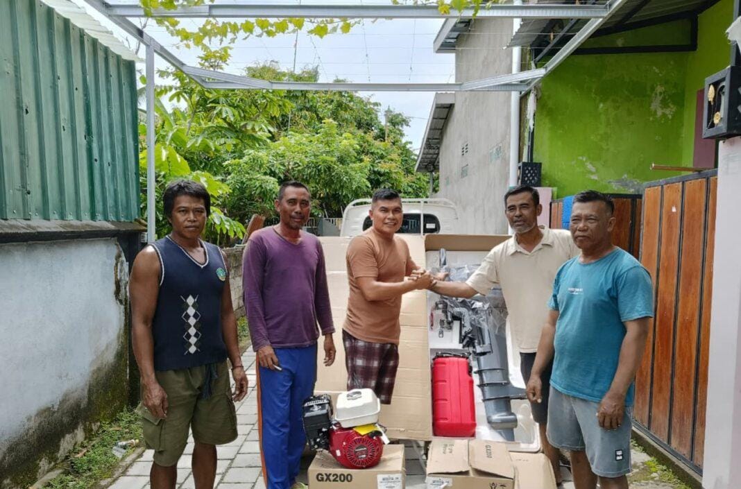 BUTUH PERHATIAN: Artadi (tengah) memberikan bantuan alat tangkap nelayan kepada masyarakat pesisir Pantai Penyambuan, Kecamatan Tanjung