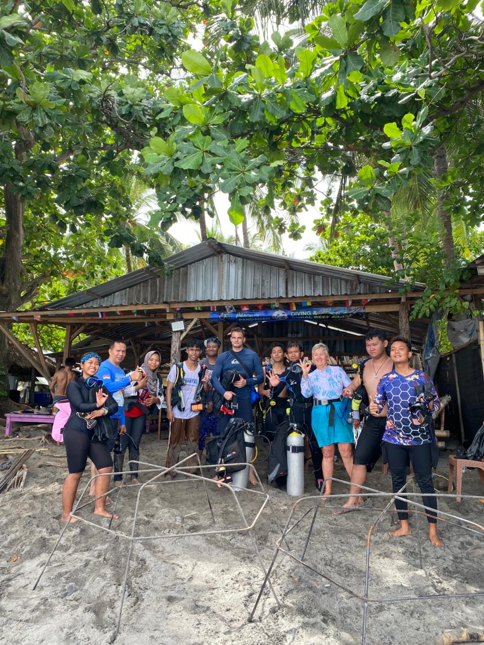 PEDULI EKOSISTEM LAUT: Tim dari STP bersama masyarakat dan warga negara asing yang peduli ekosistem laut bersiap untuk memasang alat terumbu karang di Pantai Pandanan, Lombok Utara