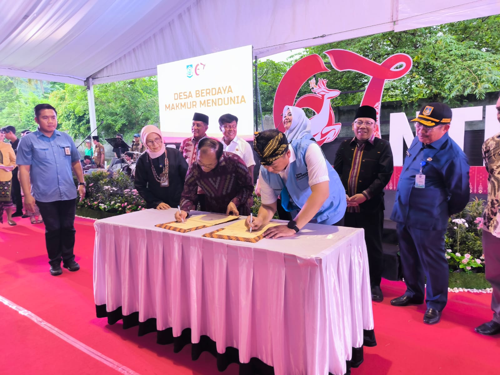Penandatanganan Nota Kesepakatan antara Badan Bahasa dengan Gubernur, para Bupati, dan Wali Kota se-NTB yang dilaksanakan di Taman Ayu, Gerung, Lombok Barat (16/12).