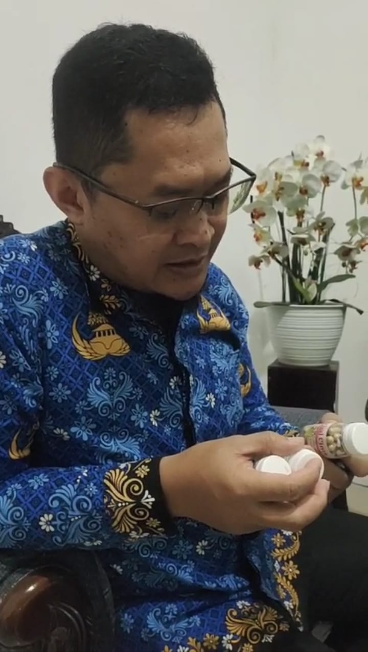 Kepala Balai POM Bima Adjis Sandjaya memperlihatkan tiga jenis obat herbal tanpa izin edar, Kamis (18/12).