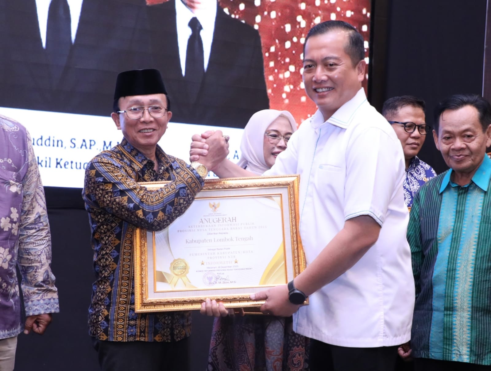 Gubernur NTB Lalu Muhammad Iqbal berikan penghargaan kepada Kepala Dinas Kominfo Lombok Tengah Muhamad dalam Anugerah KIP NTB 2025