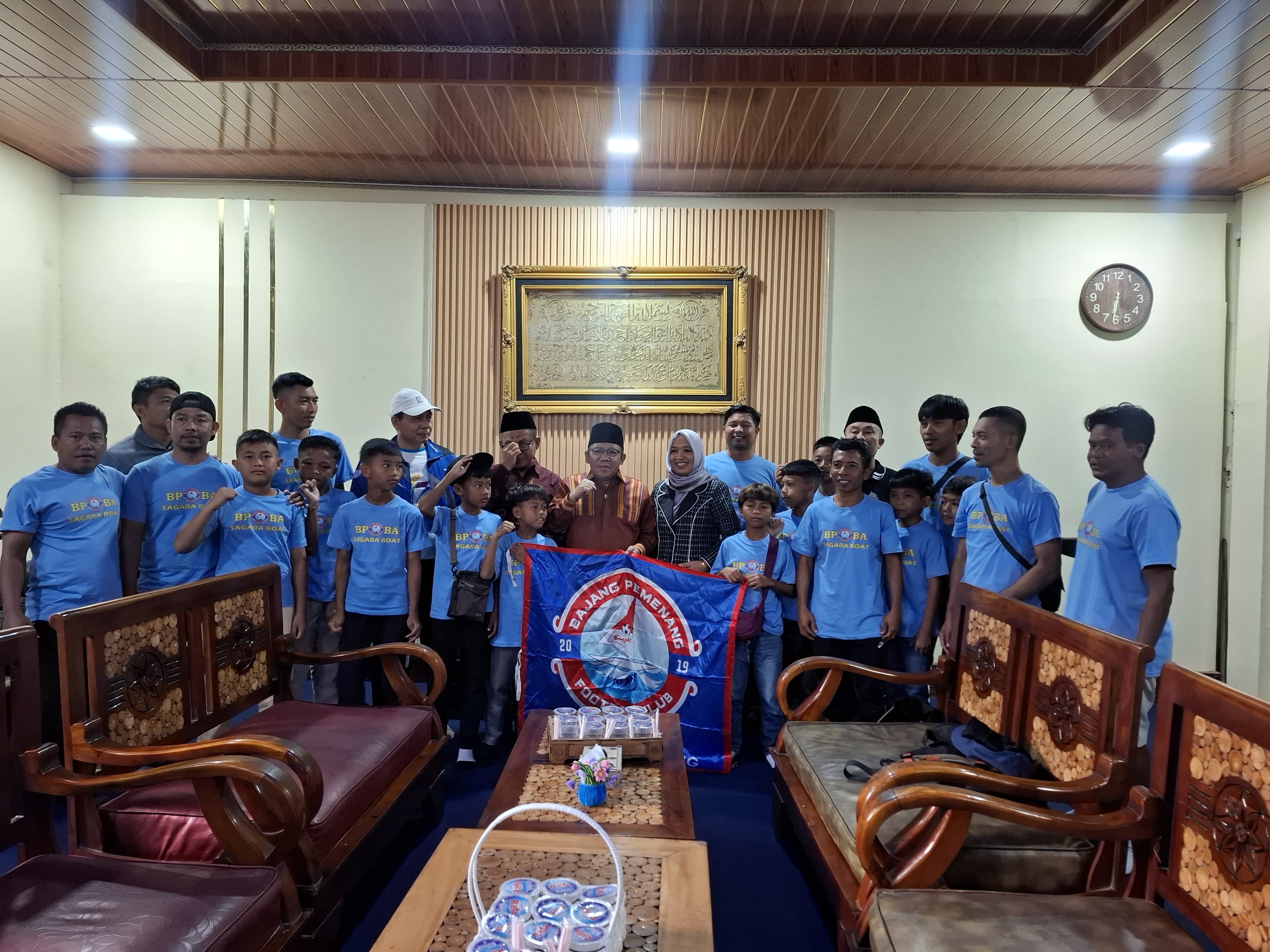 DILEPAS BUPATI: Tim SSB Bajang Pemenang Bintang Autocare Lombok Utara saat dilepas Bupati KLU Najmul Ahyar, Kamis (18/12).