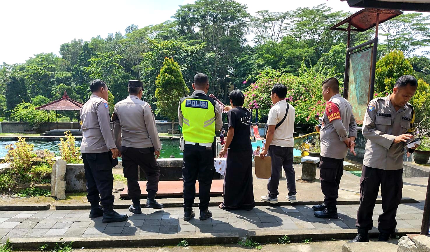 CEK TKP: Pihak kepolisian turun mengecek lokasi TKP meninggalnya siswa SMP yang tenggelam di kolam renang Taman Narmada, Rabu (17/12).