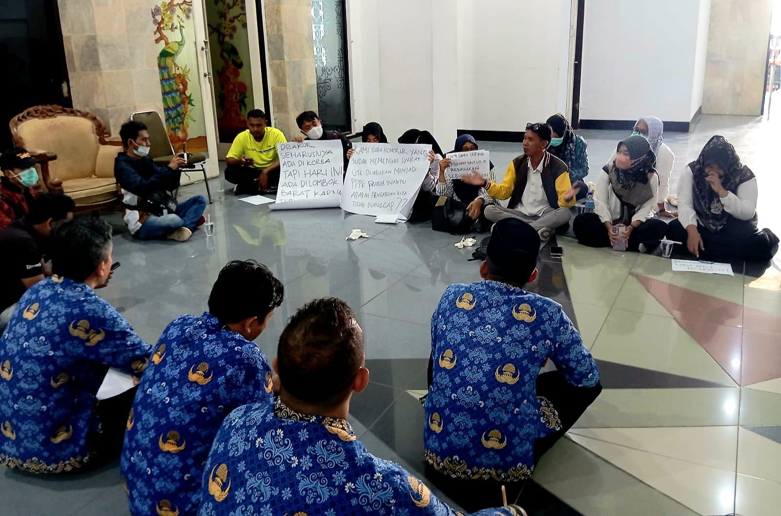 PERTANYAKAN KEJELASAN: Sejumlah pegawai non-ASN atau honorer saat mendatangi Kantor BKDPSDM Lombok Barat, Rabu (17/12).