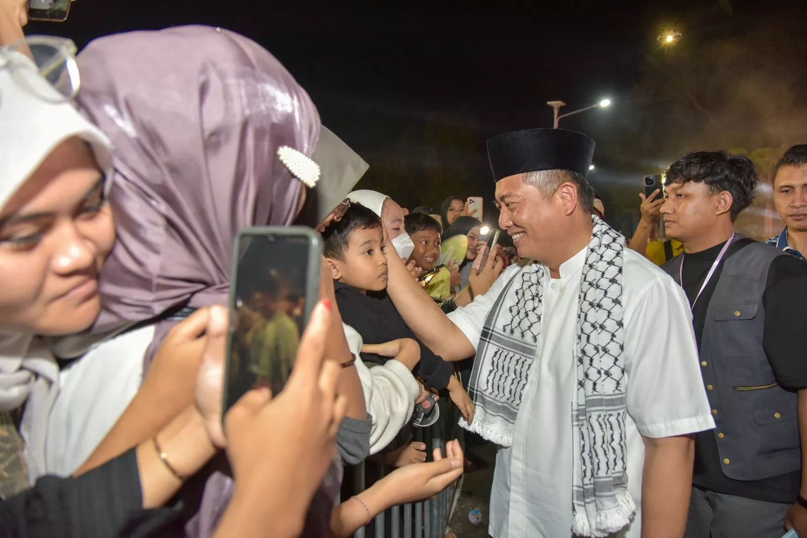 NTB Bermunajat: Gubernur NTB Lalu Muhamad Iqbal saat menyapa masyarakat yang menghadiri NTB Bermunajat yang digelar di halaman Kantor Gubernur NTB, Rabu (17/12).