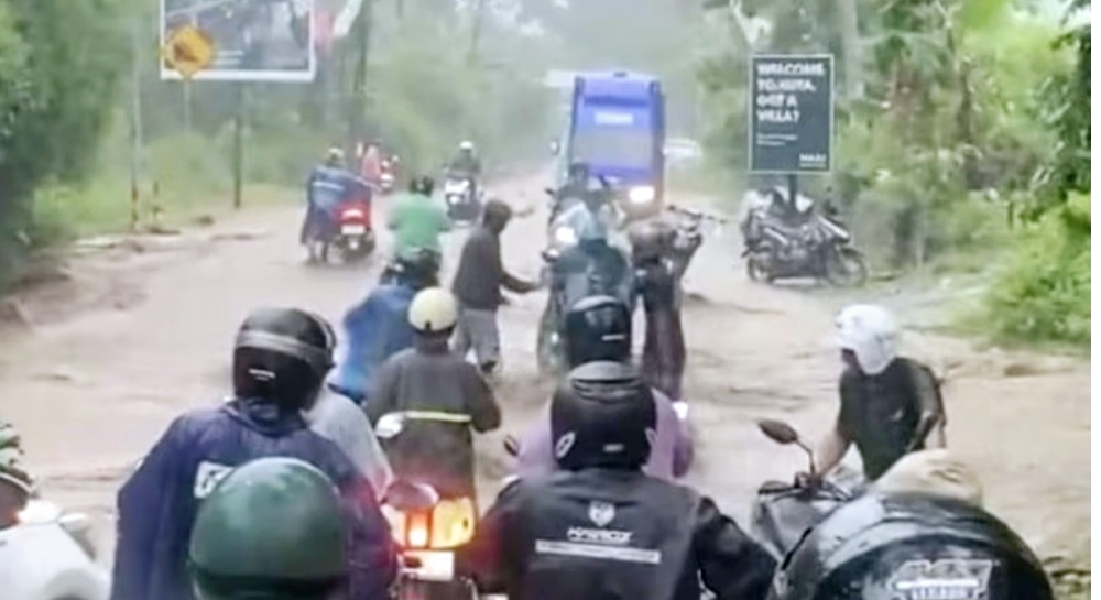 Banjir menggenangi jalan raya Sengkol-Kuta Mandalika, Lombok Tengah, Senin (15/12).