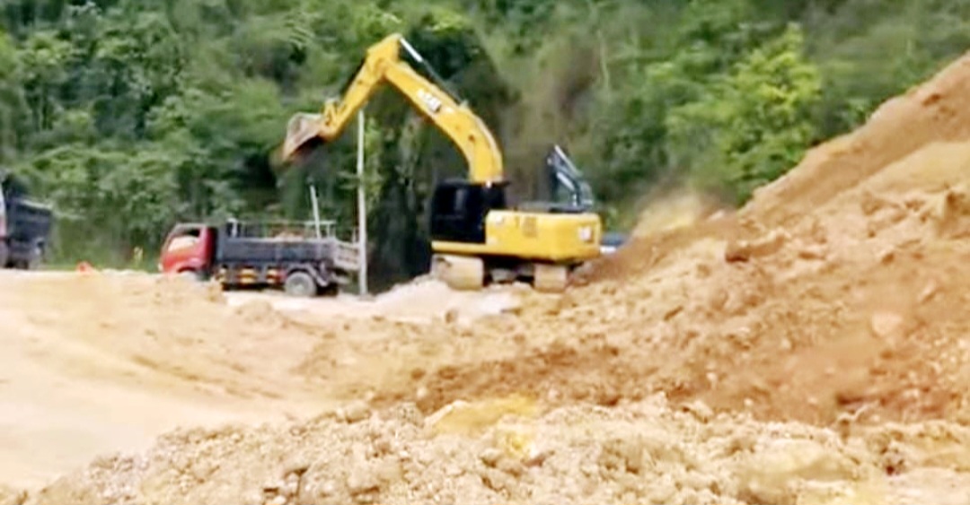 Proyek jalan provinsi ruas long segment Lunyuk-Lenangguar, Kabupaten Sumbawa, pesimistis bisa tuntas hingga akhir Desember 2025.