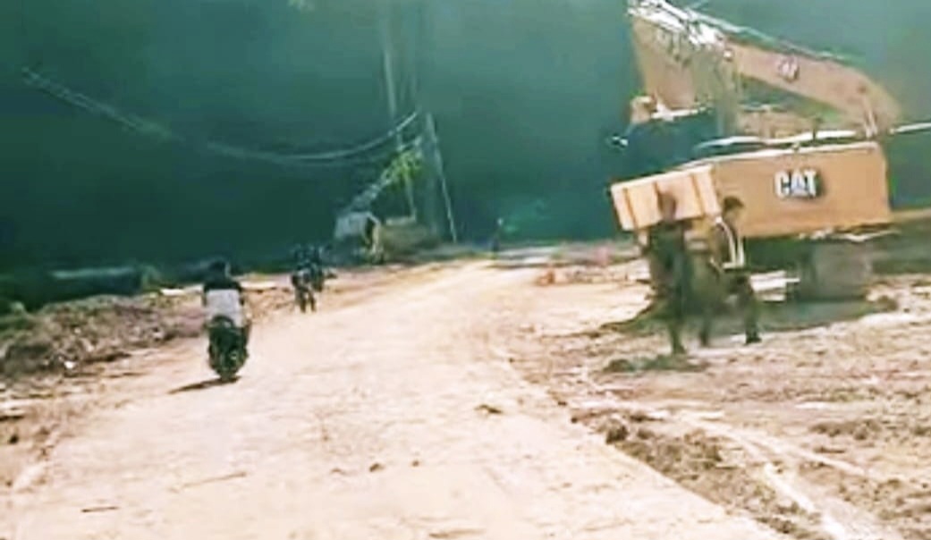 Kondisi proyek ruas long segment Lunyuk-Lenangguar di Kabupaten Sumbawa. Progres pekerjaan baru mencapai 60-70 persen.