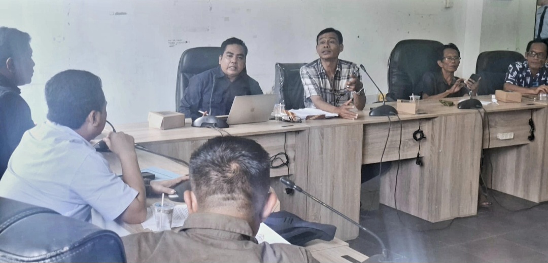 Para peserta seleksi komisioner KI yang menggugat ke PTUN dan melaporkan ke Ombudsman saat hearing dengan Komisi I DPRD NTB, Senin lalu (15/12).