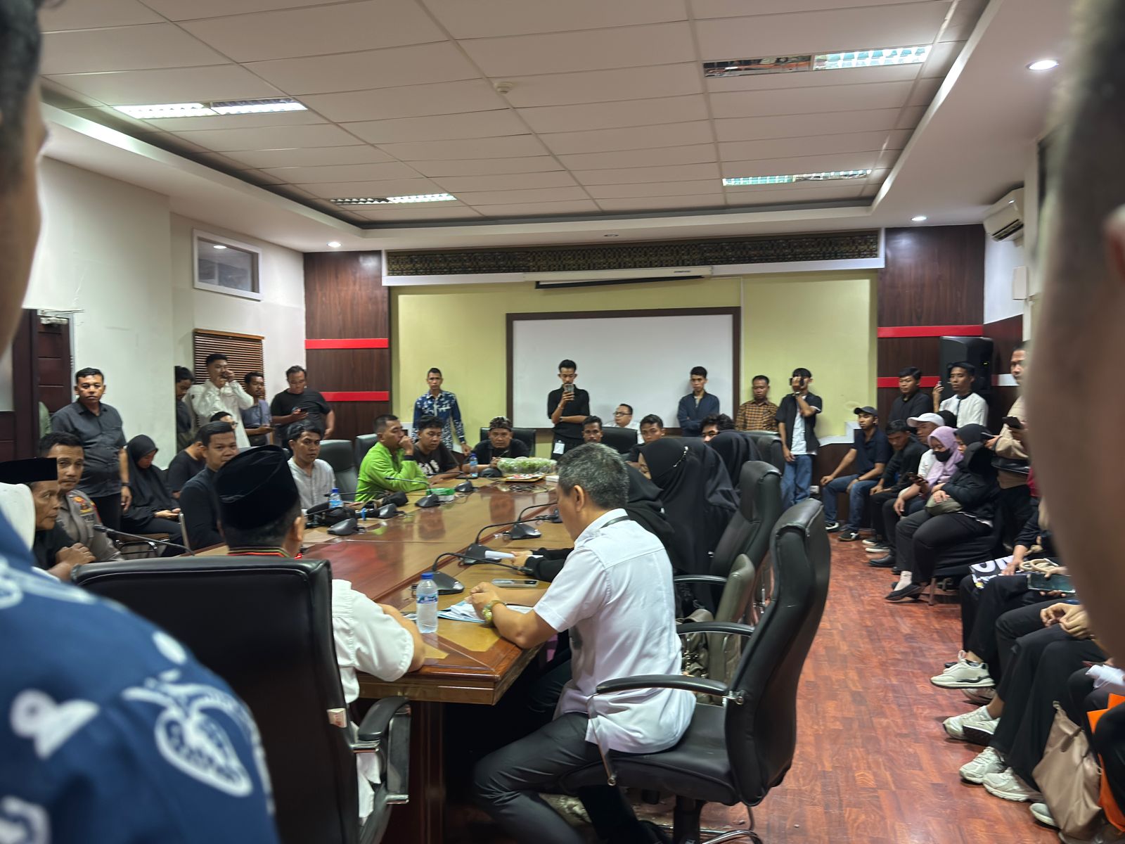 Pertemuan antara Gubernur NTB Lalu Muhamad Iqbal, didampingi Wagub NTB Indah Dhamayanti Putri dengan Aliansi 518 honorer Pemprov NTB, di ruang rapat anggrek, kantor Gubernur NTB Rabu malam (17/12).