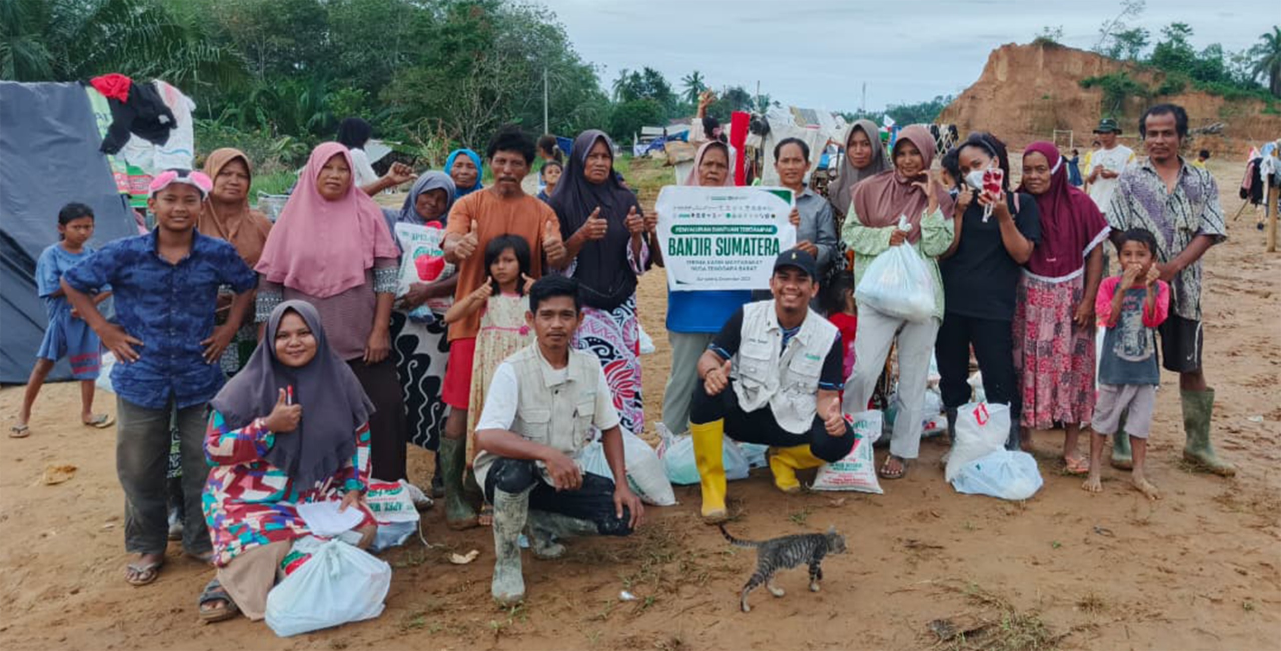 SOLIDARITAS: Relawan MIM Foundation telah 11 hari bertugas di lokasi banjir Agam dan Aceh Tamiang, mendirikan dapur umum dan mendistribusikan bantuan bagi ribuan pengungsi.