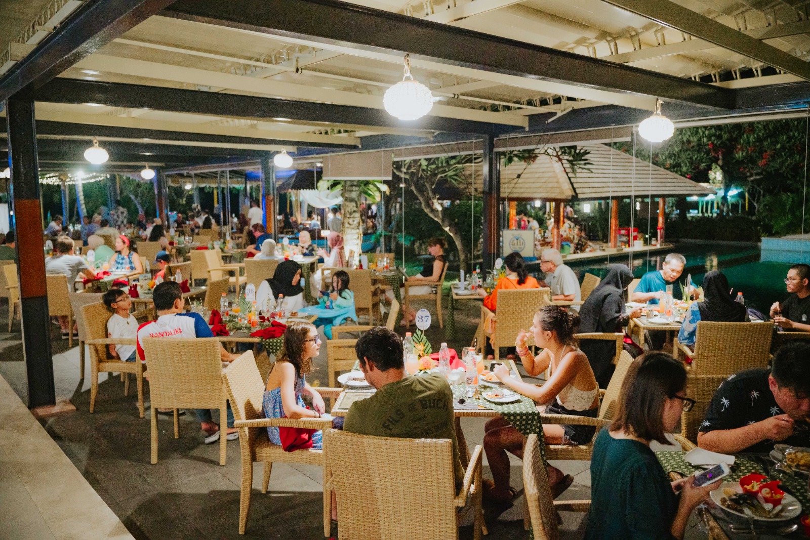 NIKMATI: Beberapa pengunjung tamu Holiday Resort Lombok menikmati hidangan di restoran.