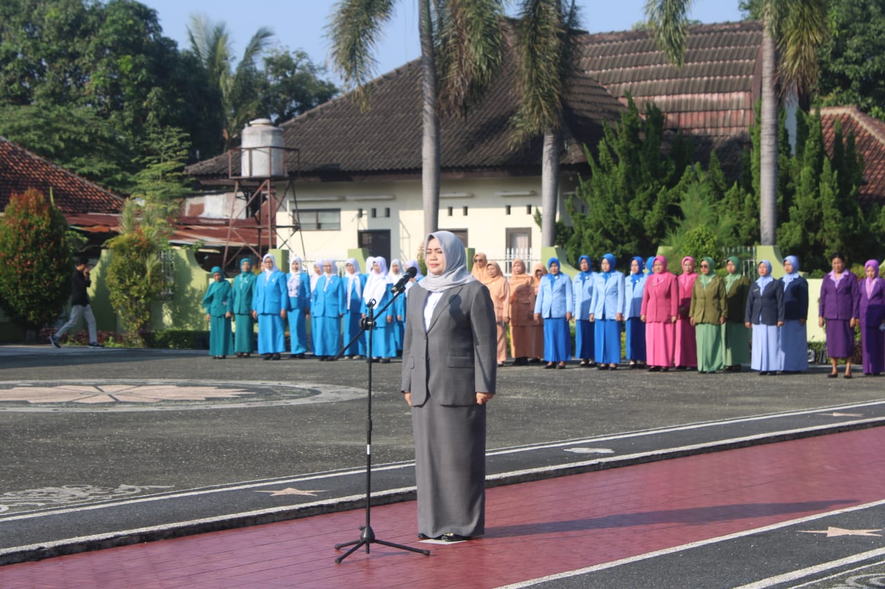 Ketua BKOW NTB sekaligus Wagub NTB Indah Dhamayanti Putri memimpin Peringatan Hari Ibu ke-97 tingkat NTB di TMP Majeluk.