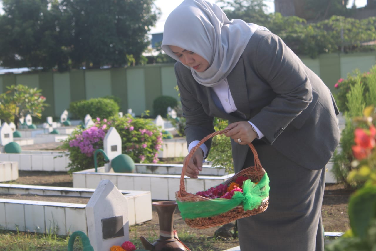 Ketua BKOW NTB Indah Dhamayanti Putri tabur bunga di TMP Majeluk dalam peringatan Hari Ibu ke-97.