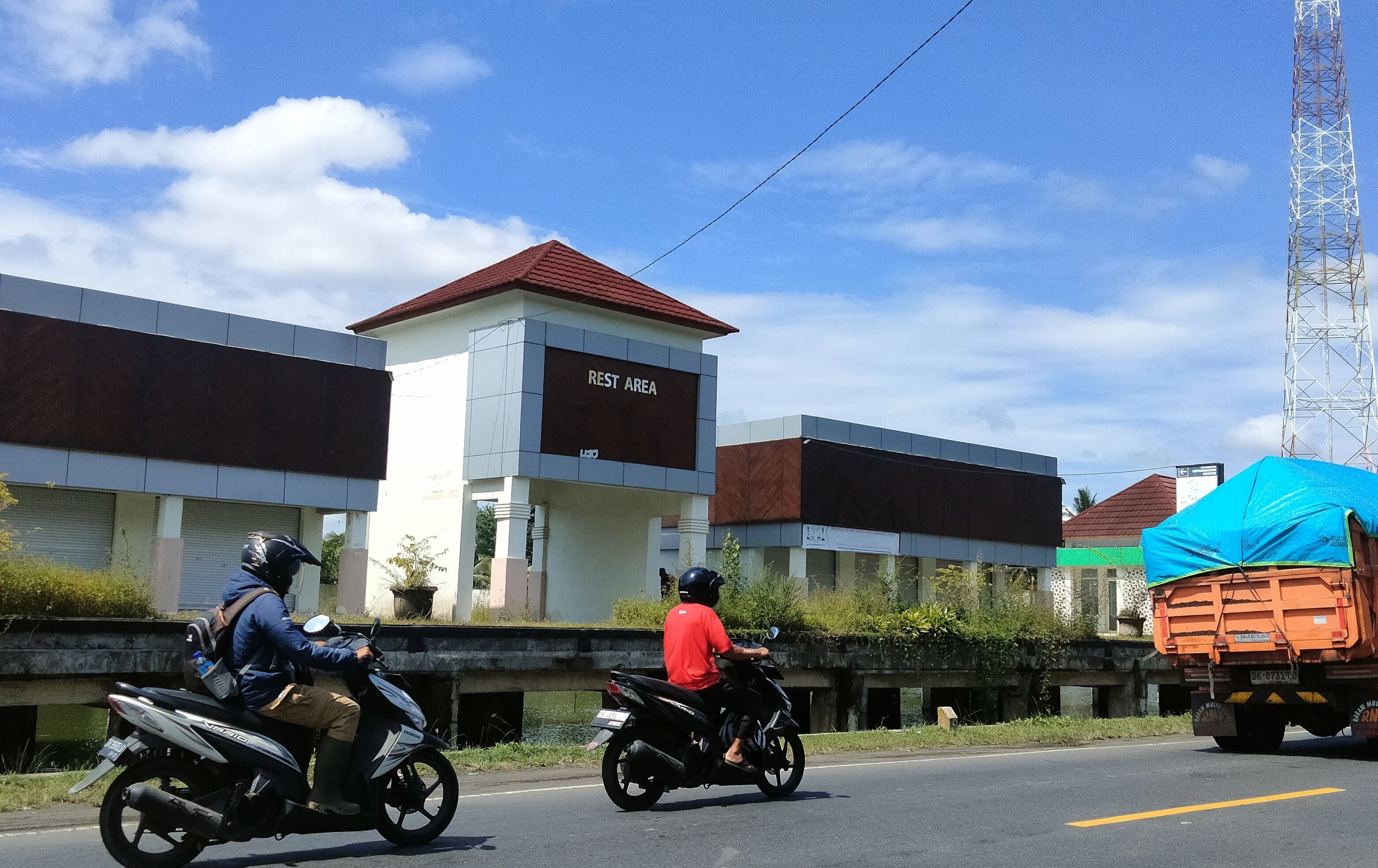 BELUM DIMANFAATKAN: Sejumlah pengendara  melintas di depan rest area di perbatasan Lombok Timur  dengan Lombok Tengah yang belum dimanfaatkan. (Supardi/Lombok post)
