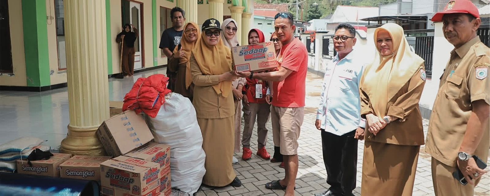SERAHKAN BANTUAN: Wabup KSB Hj Hanipah saat menyerahkan bantuan kepada korban banjir, Selasa (16/12).&nbsp;