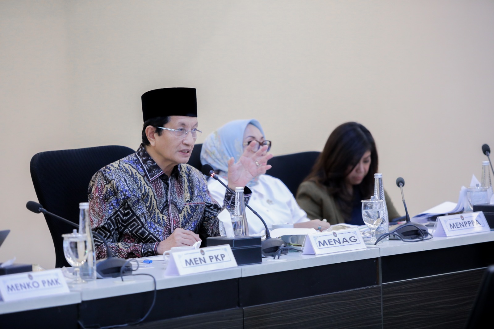 Menag menghadiri Rapat Koordinasi Tingkat Menteri terkait Percepatan Penanganan Bencana di Aceh, Sumatera Utara, dan Sumatera Barat.