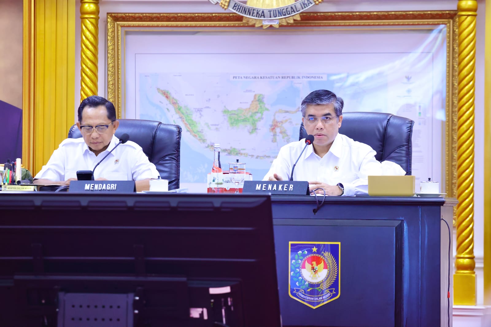 Dalam Rapat Koordinasi di kantor Kementerian Dalam Negeri, Jakarta, Rabu (17/12/2025), Menaker menegaskan bahwa kebijakan ini diambil karena setiap daerah memiliki dinamika ekonomi yang berbeda-beda.