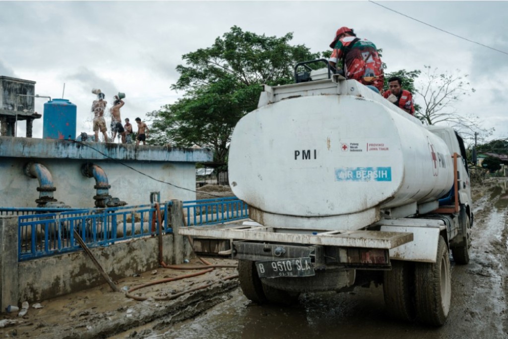 UNTUK SUPLAI AIR BERSIH: Sebuah truk tangki air mengambil air bersih dari perusahaan air daerah karena pipa distribusi masih rusak akibat banjir bandang di Aceh Tamiang, Provinsi Aceh, Selasa (16/12).