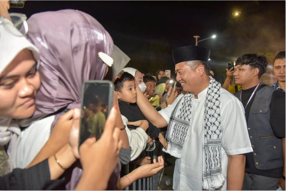 NTB BERMUNAJAT: Gubernur NTB Lalu Muhamad Iqbal saat menyapa masyarakat yang menghadiri acara NTB Bermunajat yang digelar di halaman Kantor Gubernur NTB, Rabu (17/12).