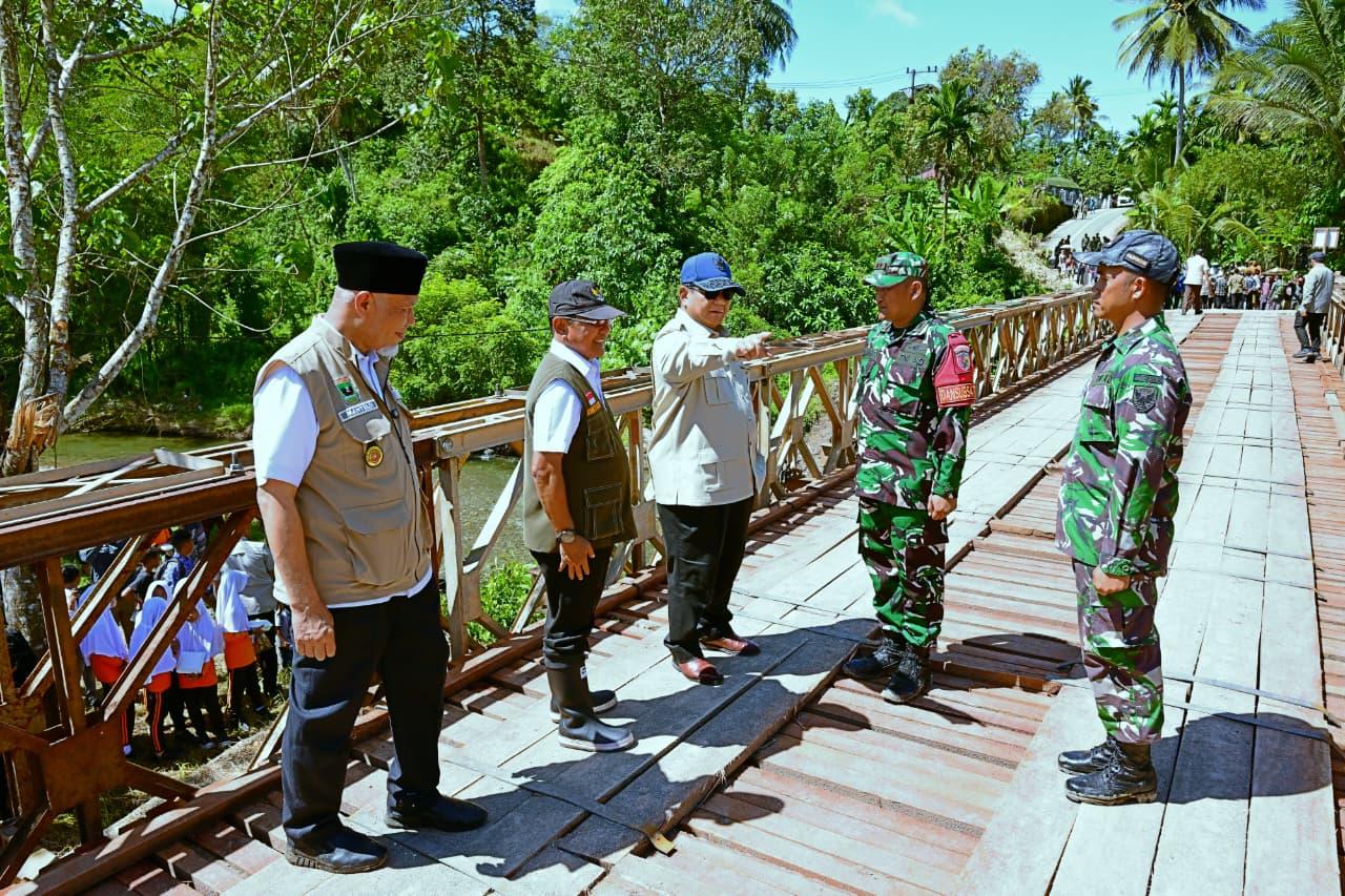 Presiden Prabowo Subianto saat rangkaian kunjungan kerjanya di Provinsi Sumatera Barat dengan meninjau pembangunan Jembatan Bailey Padang Mantuang, Kabupaten Padang Pariaman, Kamis (18/12/2025)