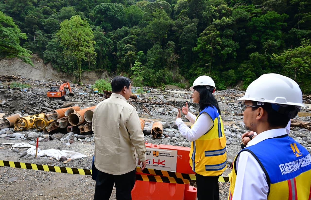 Presiden Prabowo Subianto meninjau langsung progres pembangunan jalan terdampak bencana di Jalan Lembah Anai Ruas Padang Panjang-Sicincin, segmen KM 61+600 - 67+40, Kabupaten Tanah Datar, Sumbar.