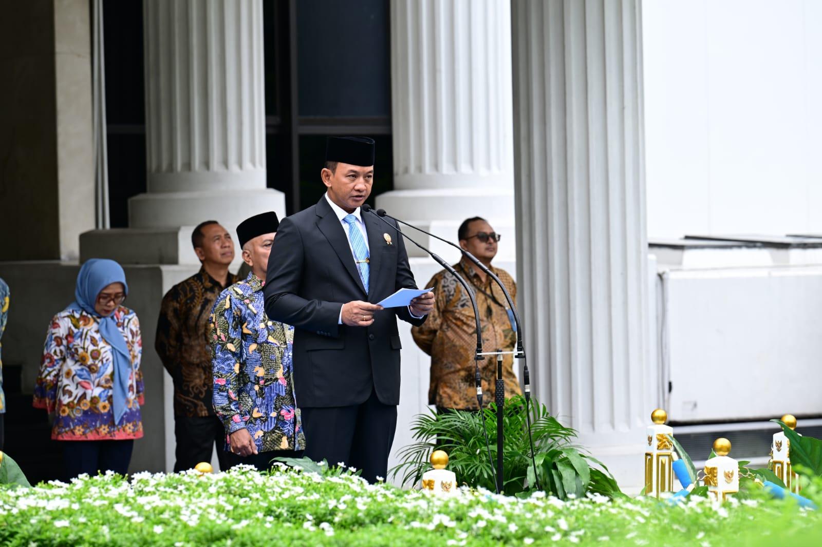 Kementerian Sekretariat Negara (Kemensetneg) menyelenggarakan Upacara Peringatan Hari Bela Negara (HBN) ke-77 Tahun 2025 secara luring di Lapangan Upacara Kemensetneg, Jakarta, Jumat (19/12/2025).