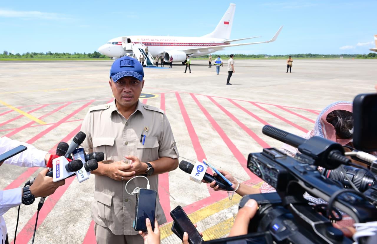Menteri Sekretaris Negara (Mensesneg) Prasetyo Hadi menyampaikan bahwa Presiden Prabowo melihat langsung para pengungsi yang mulai dibangunkan hunian sementara (huntara) sebagai bagian dari penanganan