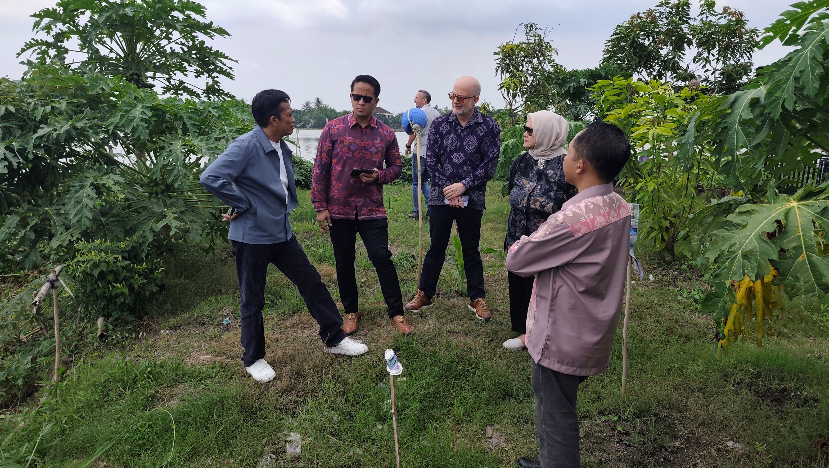 Bupati Lombok Tengah Lalu Pathul Bahri (kiri) mengajak jajaran PT Aman Air atau investor asal Kanada berkeliling ke Bendungan Batujai, Praya, Kamis (18/12).