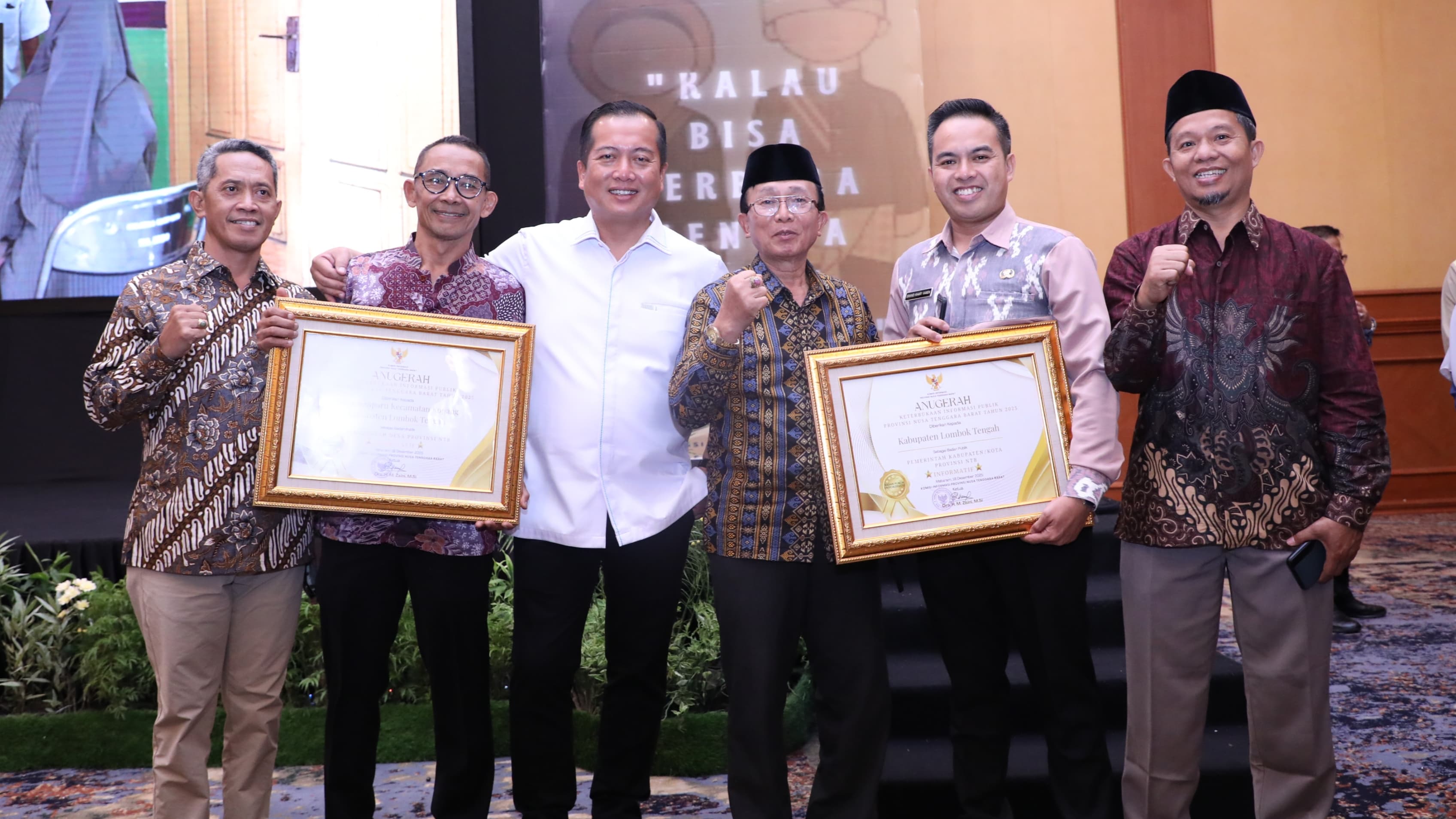 Gubernur NTB Lalu Muhammad Iqbal (paling tengah) berfoto dengan jajaran Pemkab Loteng usai menerima penghargaan dalam ajang Penganugerahan Keterbukaan Informasi Publik Desa Tahun 2025, Mataram