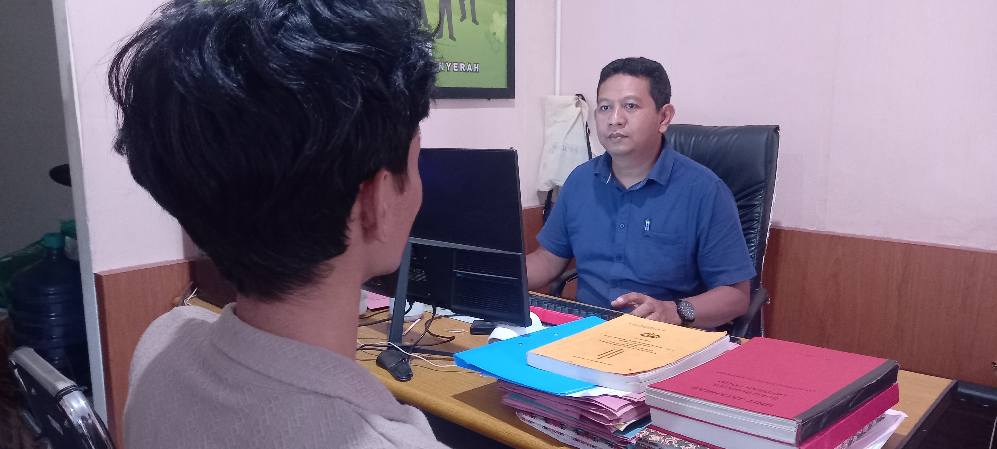MASUK PENJARA: Pelaku pencurian laptop berinisial TPLB diinterogasi penyidik Jatanras Polresta Mataram, Kamis (18/12).