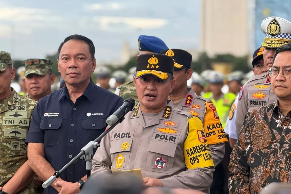 Asisten Utama Kapolri Bidang Operasi Komjen M. Fadil Imran menyampaikan keterangan kepada awak media berkaitan dengan pelaksanaan Operasi Lilin 2025.