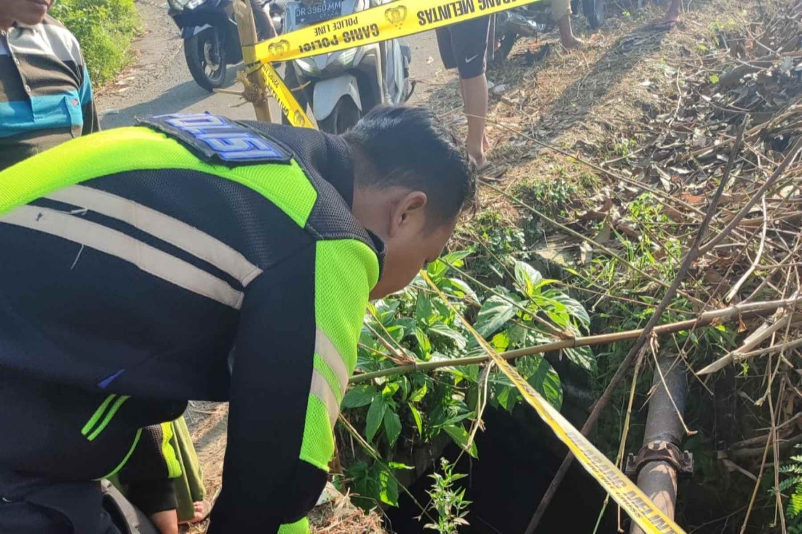 GEGER: Warga digegerkan dengan penemuan mayat pria dan sepeda motornya di saluran irigasi Desa Jagaraga, Kecamatan Kuripan, Lombok Barat, Kamis (18/12).