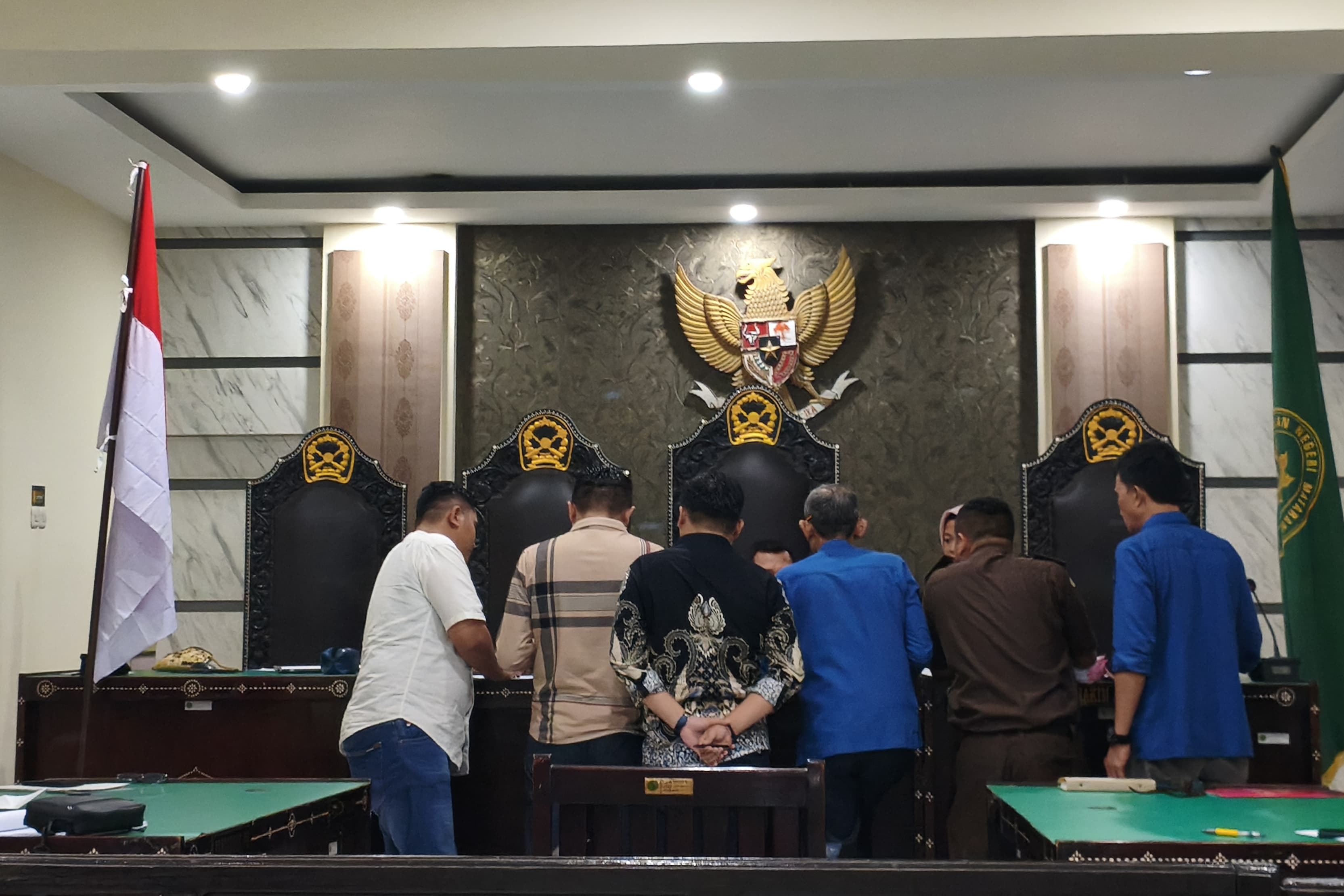 SIDANG: Para saksi ahli memberikan dokumen kepada hakim tunggal saat memberikan kesaksian di sidang praperadilan kasus gratifikasi DPRD NTB di PN Mataram, Kamis (18/12).&nbsp;