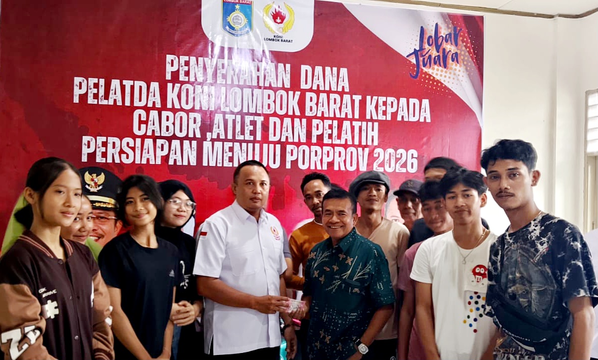 TERIMA BANTUAN PEMBINAAN: Ketua Pengurus Cabor Bulu Tangkis Lombok Barat H Fahmi bersama atlet dan pelatih saat menerima bantuan dana pembinaan dari KONI Lobar.
