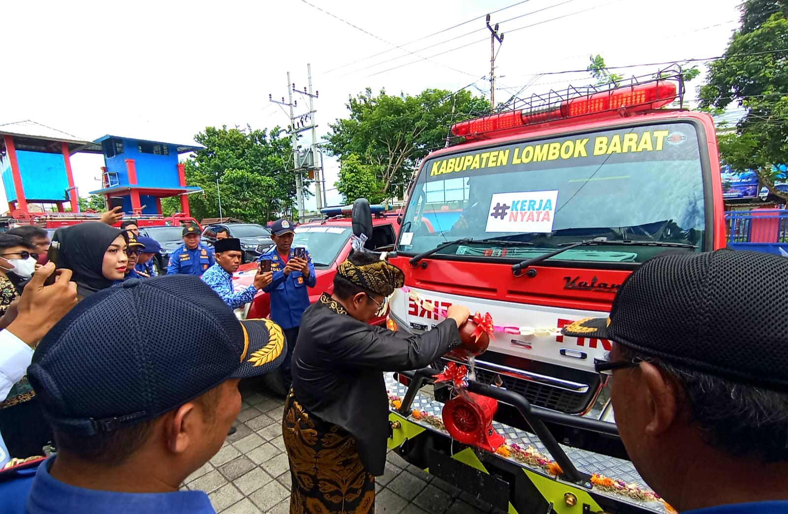 ARMADA BARU: Bupati Lombok Barat Lalu Ahmad Zaini secara simbolis memotong pita yang dipasang di dua armada pemadam kebakaran Dinas Damkar, Rabu (17/12).