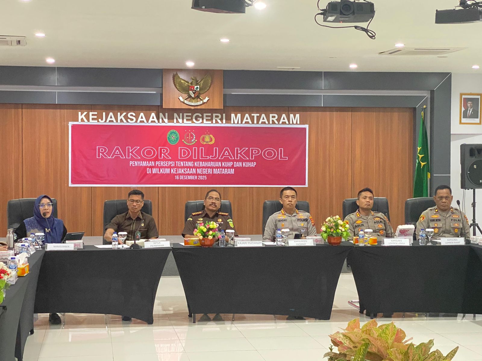 Rapat Koordinasi DILJAKPOL di Aula Kejaksaan Negeri Mataram, Selasa (16/12), membahas penyamaan persepsi penerapan KUHP dan KUHAP baru menjelang pemberlakuannya pada 2 Januari 2026.