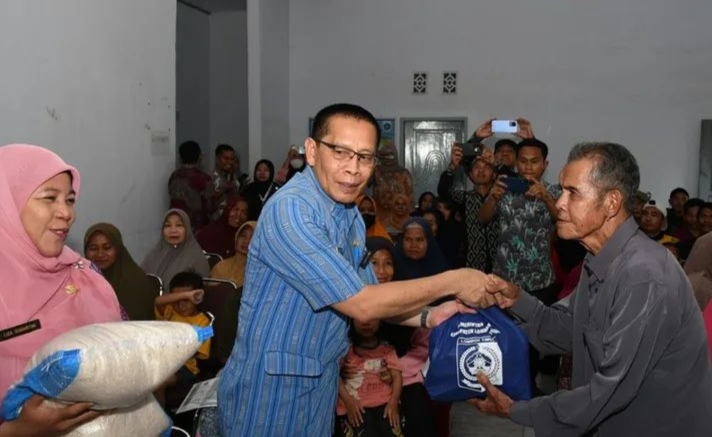 Wakil bupati Lotim Moh Edwin Hadiwijaya saat menyerahkan bantuan sembako