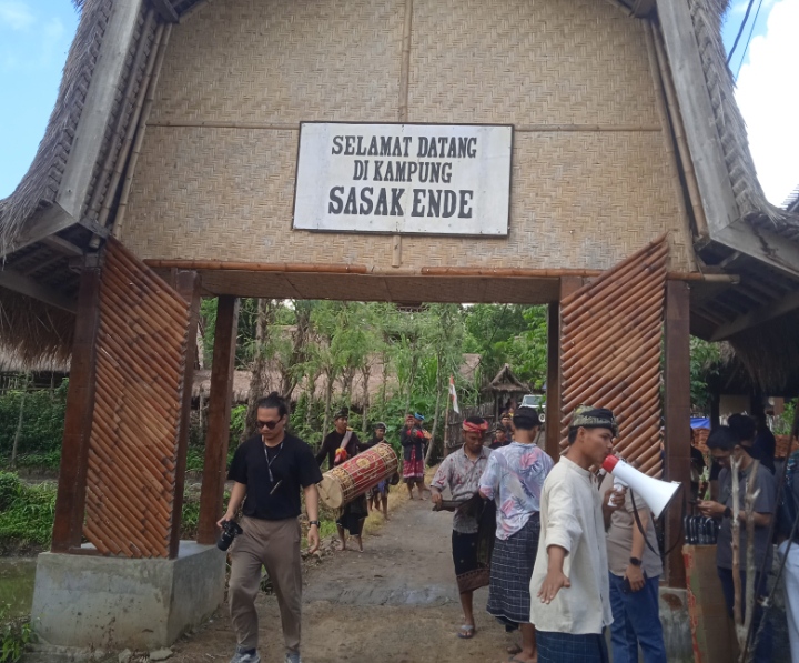 Tetabuhan gendang Beleq menyambut wisatawan yang berkunjung ke Kampung Sasak Ende, tempat wisata budaya yang menyenangkan.