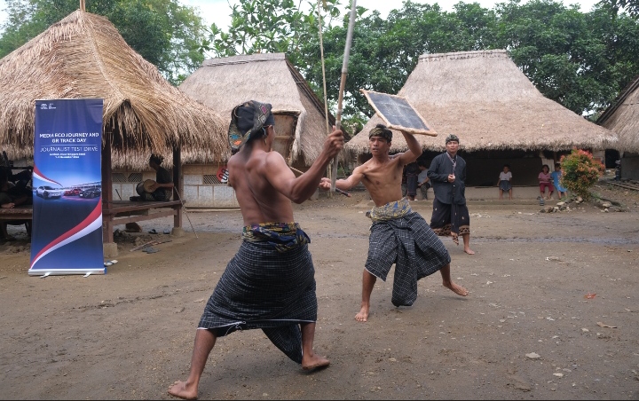 Seni pertunjukan Presean yang tampil menghibur wisatawan yang berkunjung ke Kampung Sasak Ende.