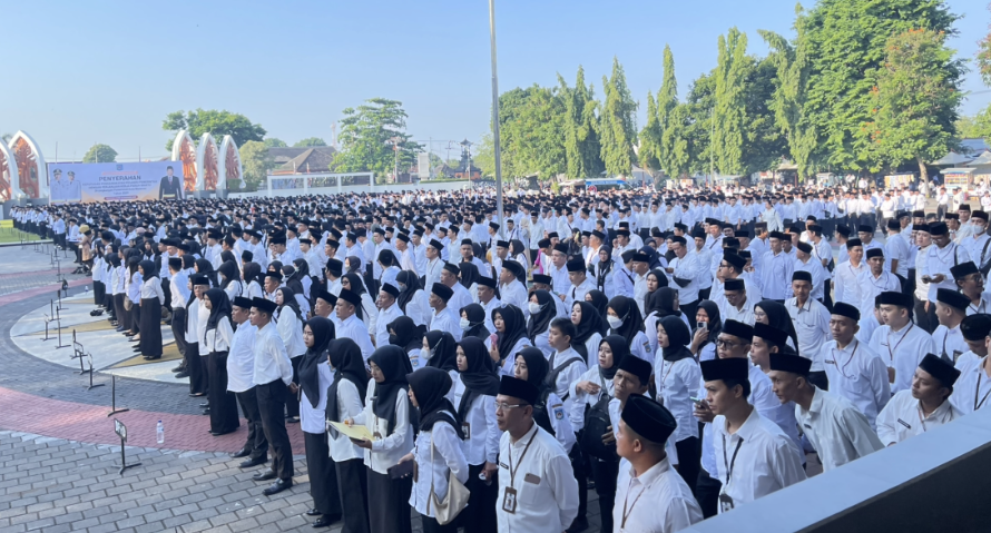 Ribuan Pegawai Pemerintah dengan Perjanjian Kerja (PPPK) paro waktu mengikuti prosesi penyerahan keputusan pengangkatan di lingkungan Pemerintah Kota Mataram.