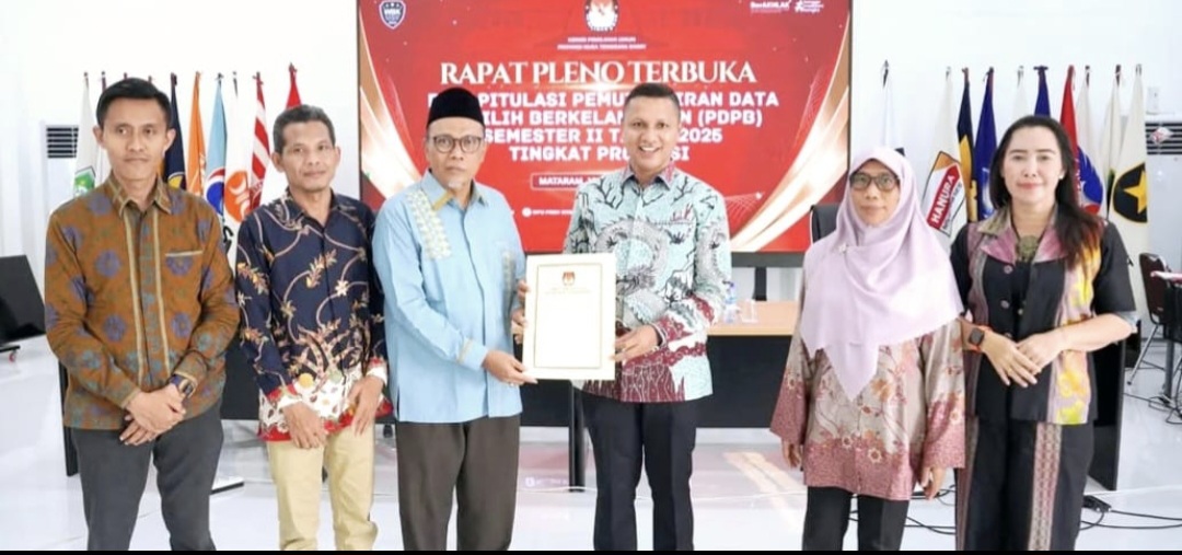 Ketua KPU NTB Muhammad Khuwailid (tiga dari kiri) dan Anggota Bawaslu NTB Hasan Basri (tiga dari kanan) menunjukkan data pemilih hasil pleno rekapitulasi pemuktahiran data pemilih berkelanjutan.
